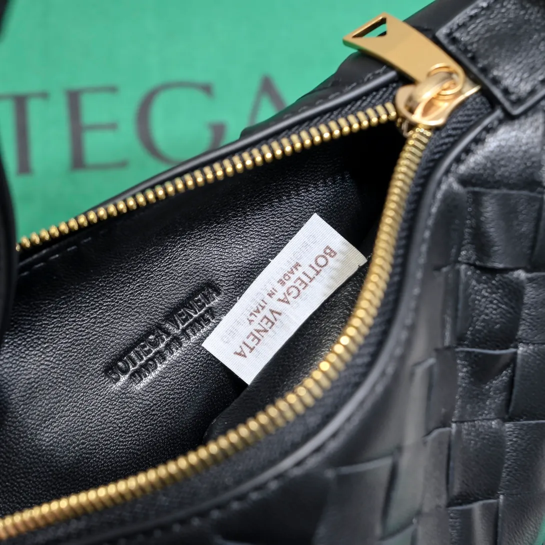 Batch 1280 It is predicted that BV Bottega's lunch bag will be popular again this year🔥. It is very soft and lightweight. It also uses the intrecciato weaving process that the two founders spent several months developing from the beginning of the brand. It is completely hand-woven by Italian craftsmen and perfectly reflects the craftsmanship of Bottega. The entire bag shape is also a very practical and popular lunch box bag shape. The slightly curved arc of the bag mouth can also better fit our wrists. Style number: 7748-1 Size: 17*13.5*5cm